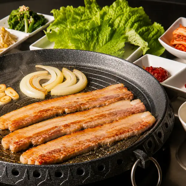【名物】米沢豚一番育ちバラ肉のサムギョプサル♪(豚カルビ・サンチュ・キムチ・ナムル・薬味セット)