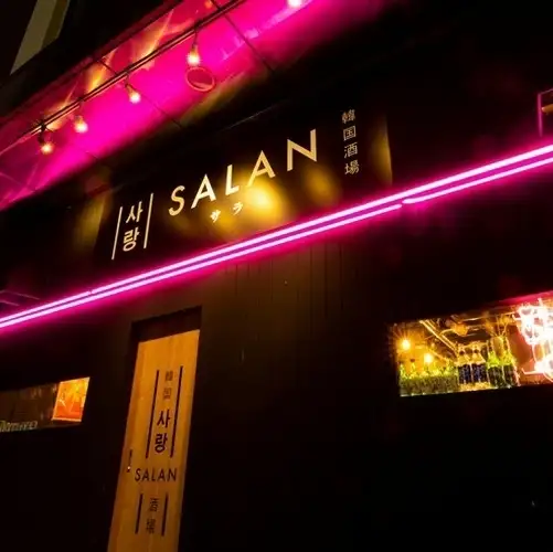 流行りのK-POP歌手のMVが流れる店内で流行りの韓国料理をご提供