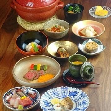 我們提供來自日本各地的時令海鮮和蔬菜，主要食材來自熊本縣。