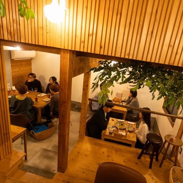 【店内雰囲気】一歩足を踏み入れた瞬間、スパイスの香りが食欲を刺激するログハウスのような心地よい空間♪ダウンフロアの隠れ家風な雰囲気で、ゆったりとお食事を楽しむことができます！特別なひとときを、リラックスした環境でお過ごしください♪皆様のご予約・ご来店を心よりお待ちしております！