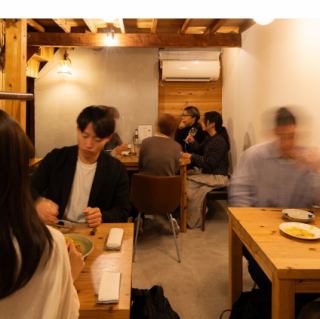 2名掛けのテーブル席もご用意しております！お友達同士や、同僚、カップルご夫婦でもぜひ♪