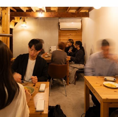 2名掛けのテーブル席もご用意しております！お友達同士や、同僚、カップルご夫婦でもぜひ♪