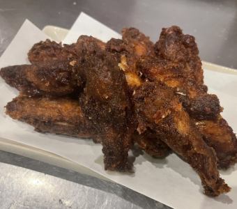 맛 매운 날개 튀김