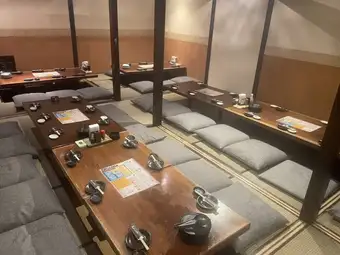 【단체님 이용도 가능】대인원수에서도 넓게 비좁은 일 없이 편히 쉬실 수 있는 좌석도 준비할 수 있습니다.인원수에 맞추어 소인원수, 중규모, 대인원수와, 모든 씬에서의 이용에 대응할 수 있는 사이즈의 개인실을 준비하고 있습니다.회식, 연회, 2차회 이용에 최적입니다.