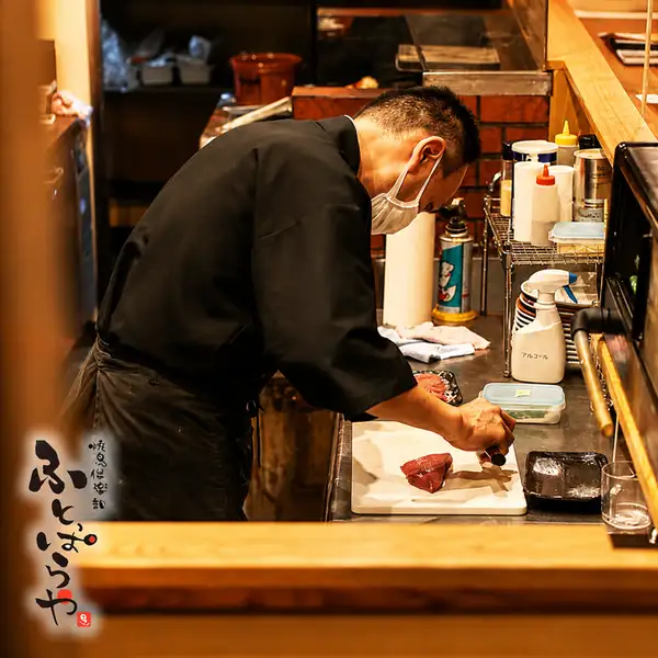 変わらぬ美味しい味は毎日の丁寧な仕込みから。最大限のおいしいを引き出す職人の技が随所にひかります。注文を受けてからじっくり焼き上げ、日替り・週替わりのメニューもおいしくいただけます◎