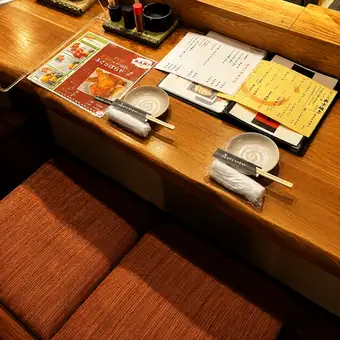 [吧台座位可供单人用餐者和情侣使用] 即使你独自一人，也可以轻松地来这里用餐。这里是个舒适的小地方，下班后可以放松身心。随时欢迎您来喝杯啤酒！