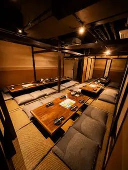 【私人活动】我们接受各种活动的预订，从闺蜜聚会、三五好友小酌到公司聚餐、迎新欢送会、同学聚会等等，都可以包场举办！我们宽敞的场地可容纳40人以上的团体，非常适合举办派对、宴会、庆祝活动和其他各种场合。请随时与我们联系，告知您的团队人数、预算等信息。