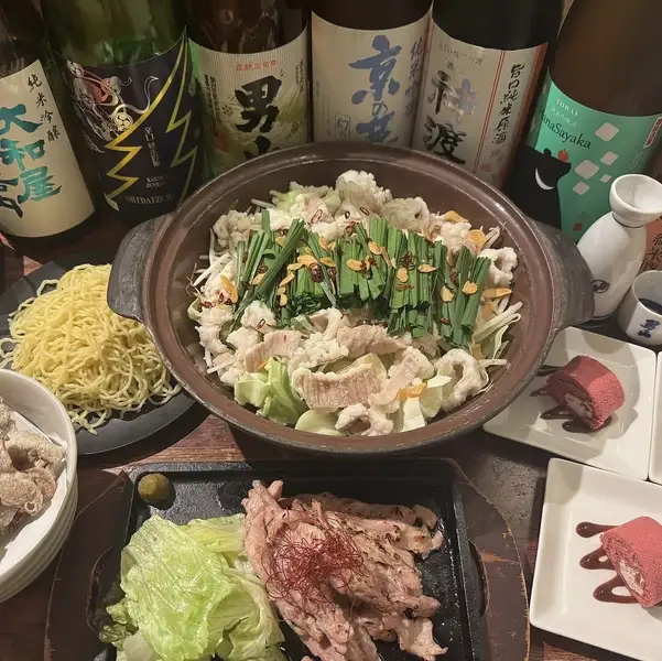 特色菜包括富良野和牛壽喜燒和新光烤（烤小沙丁魚）。