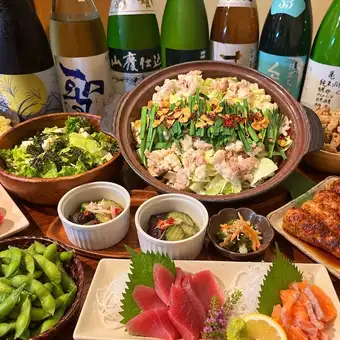 【經典宴席！ 】內臟火鍋、雞肉丸串、兩種刺身！共8道菜，外加120分鐘暢飲，僅需5000日元