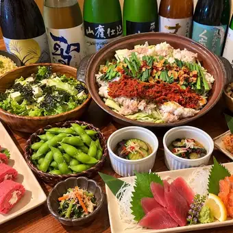 【香辣美味盛宴！ 】泡菜雜燴火鍋、雞肉丸串、兩種刺身！共8道菜，外加120分鐘暢飲，僅需5000日元