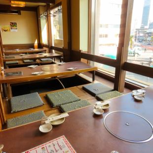 A private room with a sunken kotatsu table that can accommodate up to 26 people.At night, you can enjoy your meal while looking at the night view of Hamamatsucho.This private space is ideal for entertaining or dining.We recommend making your reservation early, especially during busy periods.Please feel free to contact us.