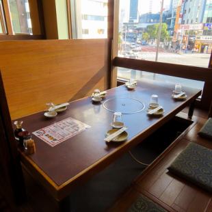 The sunken kotatsu seats have large windows for an open feel.If you remove the partition, it can accommodate up to 26 people. It can be used for various occasions such as company banquets, launch parties, and more.Enjoy your time as you please while looking out at the cityscape and lights of the buildings below.Enjoy your food and drinks to your heart's content in the bright, warm lighting.