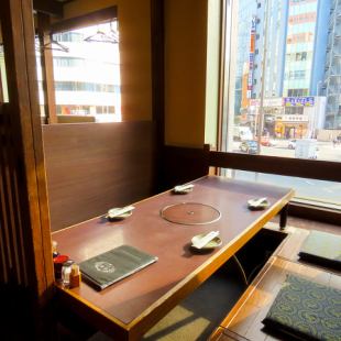 [A completely private room with a view of Hamamatsucho from the window] You can enjoy the night view in an open atmosphere surrounded by large windows! The sunken kotatsu seats allow you to relax with your legs at ease, so you can sit for long periods of time with less strain.Our fully private rooms are popular and can be used for a wide range of purposes, including business meetings and banquets.Make your reservation early!