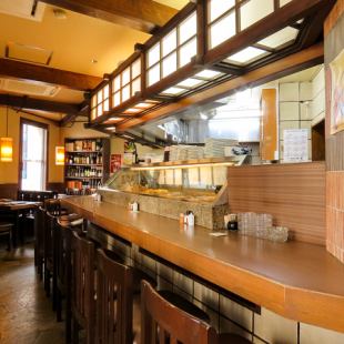 One of the best things about sitting at the counter is being able to enjoy a drink while watching the chefs prepare the food right in front of you.The relaxing counter seats are lined with a huge showcase displaying fresh seasonal fish and other items.You'll be captivated by the skillful movements of the experienced chefs, and your drink will flow even more! Be sure to check out the special seats, too.