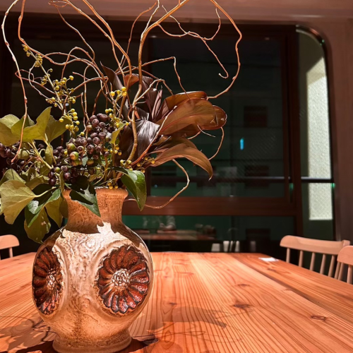 植物、物品、繪畫、空氣。處處皆是用餐空間。