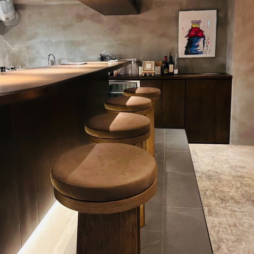 一个凸起的柜台。剧院式的舞台总是充满活力。