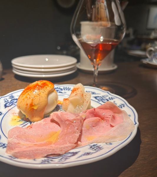 ウフマヨ。半熟たまごに自家製のマヨをタップりと