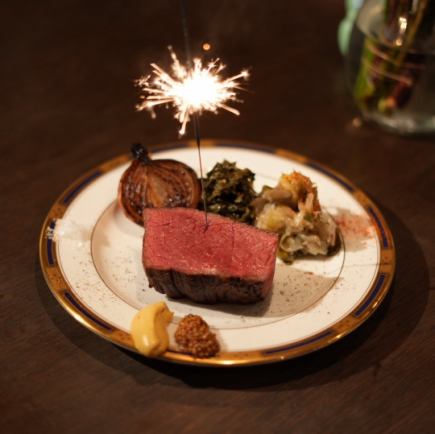 【週年紀念】用肉煙火慶祝，將煙火插入主肉中。