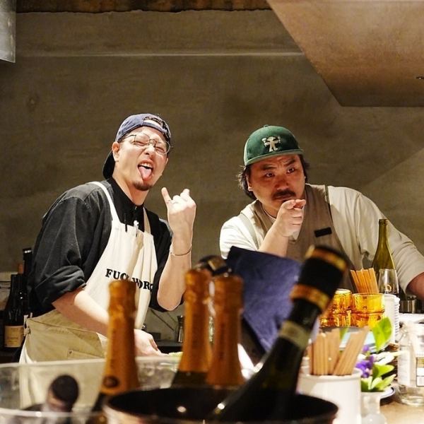 内装は落ち着いてシックに、店内の雰囲気はアットホームで肩肘張らない空気感