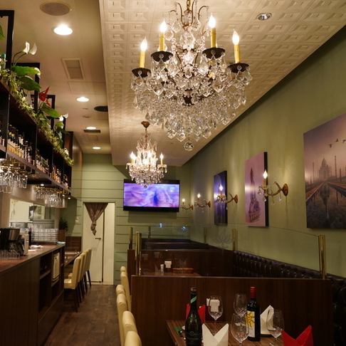 豪華なシャンデリアが目を引くおしゃれな店内は20～50名様で貸切も承ります◎飲み放題付きのお得なディナーコースも3290円～6400円(税込)までご予算や用途に合わせてお選びいただけます！会社宴会などにぜひご利用ください♪混み合うシーズンのご予約はお早めにどうぞ！