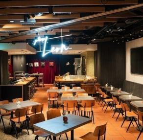 店内着席54席＋テラス14席着席合計は68席。立食の場合は80名～100名様収容可能です！お料理はビュッフェ形式でご用意いたします。ご予算・用途に合わせて内容をご相談いただけます。マイク・音響・プロジェクター・ビンゴ・ショルダービールサーバーなど、すべて無料で貸し出し可能ですので、お気軽にご相談ください！