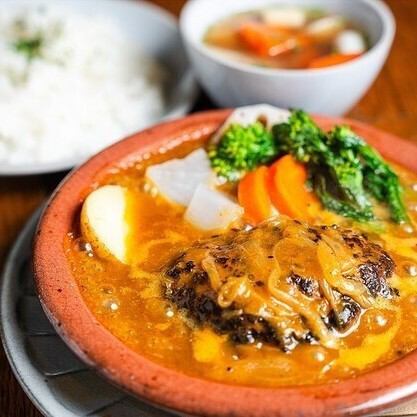 漢堡和西班牙海鮮飯午餐菜單