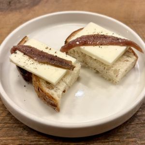 アンチョビと発酵バター ライ麦パン 1p