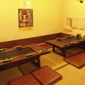 "Complete with tatami mat seats" All seats in the restaurant are tables with iron plates!Tatami room for 4 people x 2 tables.There are 6 people x 2 tables, so please use it in various scenes from large groups to small groups!