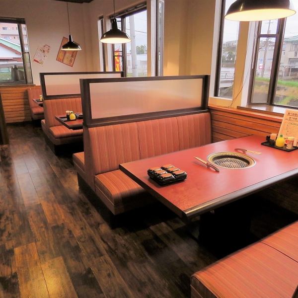 気軽に焼肉を楽しみたい時やデート、ご家族でのお食事利用にもオススメ♪仕切りのある広めにご利用できるテーブル席をご用意。