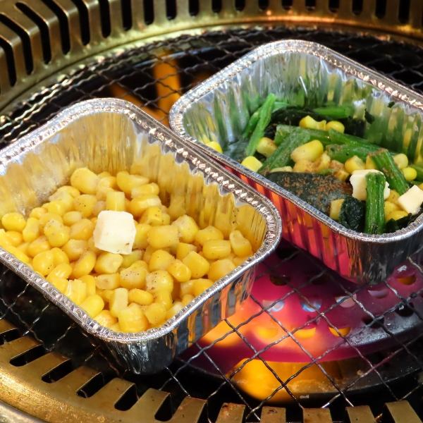 焼き野菜セットなど付け合せメニューも充実♪※食べ放題の料金です