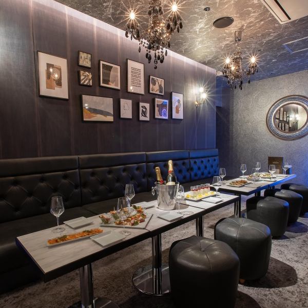 【ダーツ&カラオケが楽しめるVIPルーム】最大12名様までご利用頂けるラグジュアリーな個室を完備しております。周りを気にすることなく思いきりはしゃいだり、お友達や大切な方との特別なプライベート空間としてもご利用頂けます。