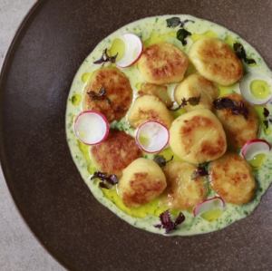 濃厚チーズソースとケールのニョッキ