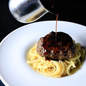 燻製ミートソースのパスタ　ブカティーニ