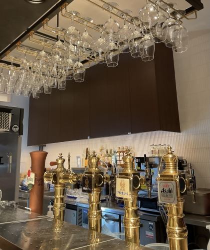 洗練されたビールカウンターとスイングカラン