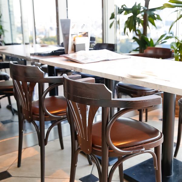 懐かしい雰囲気が漂う当店は、温かみのある内装が特徴です。懐かしい音楽が流れ、ビールを飲みながら、ゆったりした空間でお食事やビールをはじめとするドリンクを楽しむことができます。。ぜひ、忙しい日常の中で、ほっと一息つきながらお酒を楽しめる場所としてご利用くださいませ。