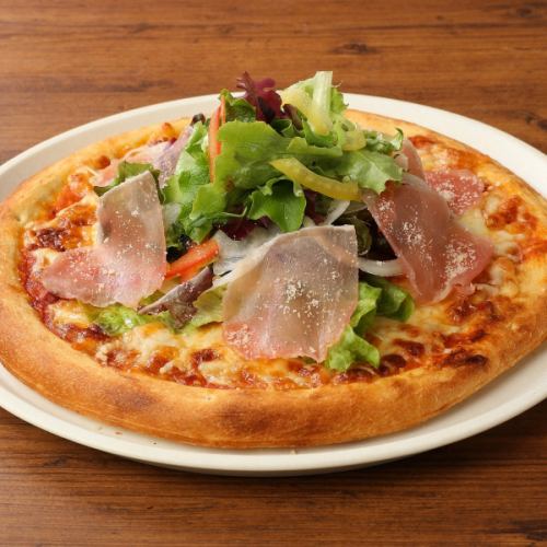 帕尔玛火腿和帕玛森奶酪沙拉披萨