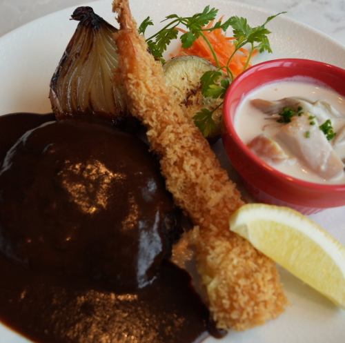 淡路産牛の粗挽きオールビーフハンバーグ&海老フライ チキンフリカッセを添えて