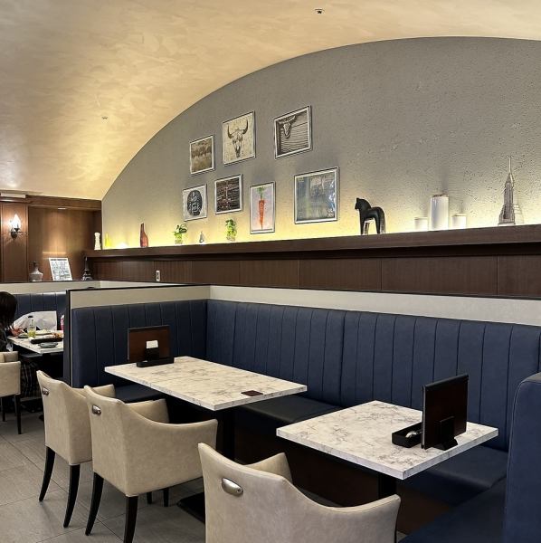 懐かしい雰囲気が漂う当店は、温かみのある内装が特徴です。懐かしい音楽が流れ、ビールを飲みながら、ゆったりした空間でお食事やビールをはじめとするドリンクを楽しむことができます。。ぜひ、忙しい日常の中で、ほっと一息つきながらお酒を楽しめる場所としてご利用くださいませ。