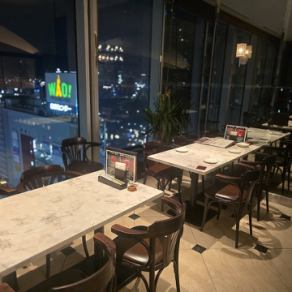 人気の窓際席!天王寺の夜景を眺めながら自慢の生ビールをお楽しみください。