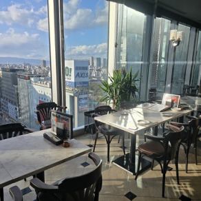 お昼はまた別の顔になる窓際席!夕方は西日が差し込むため早い時間がおすすめです。