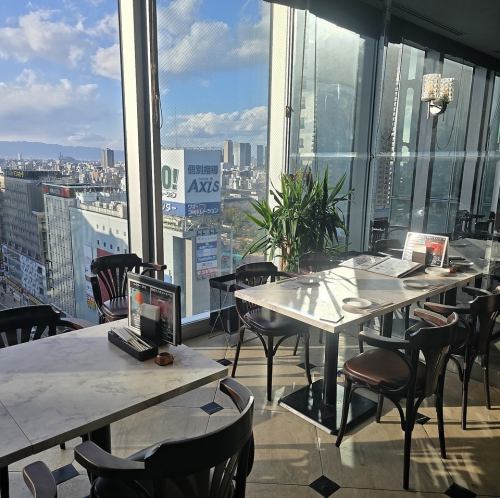 お昼はまた別の顔になる窓際席!夕方は西日が差し込むため早い時間がおすすめです。