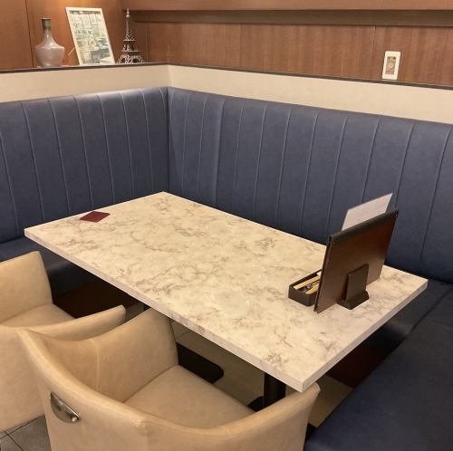 お荷物が多くてもゆったりお使いいただけるボックス席