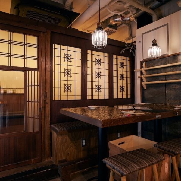 人通りが多い街中にひっそりと佇む、まさに秘密の隠れ家のようなお店。家庭的で温かい雰囲気の中、誰もが肩肘張らずに楽しめるのが自慢の創作和食居酒屋です。