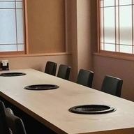 VIPルームになります。こちらは6名テーブルの個室となっております。こちらの個室は喫煙可能です。お煙草を吸われる方は、こちらがお勧めです。