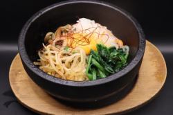 石头煮熟的石锅拌饭