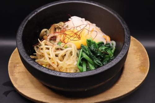 石头煮熟的石锅拌饭