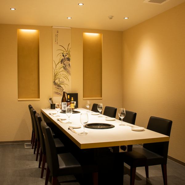 【完全個室完備】完全個室のお席は、接待や会食にもご利用頂けます。周りを気にせず、大切な人との食事や記念日に。落ち着いた雰囲気の中で、大切な方とのお時間をお楽しみいただけます。ご家族やご友人とのお集まりにも最適なお部屋でどうぞ。