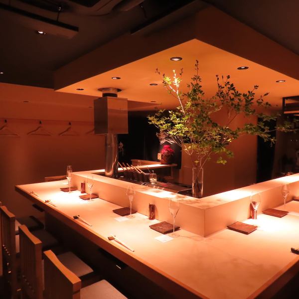 「和」のテイストを基調とした、上品な雰囲気の空間。入店した瞬間から、鳥きよの演出する優雅な世界観へ引き込まれます。料理だけでなく、雰囲気も含めてご満足頂ける店内です。デート、接待、記念日でのご利用等お待ちしております。