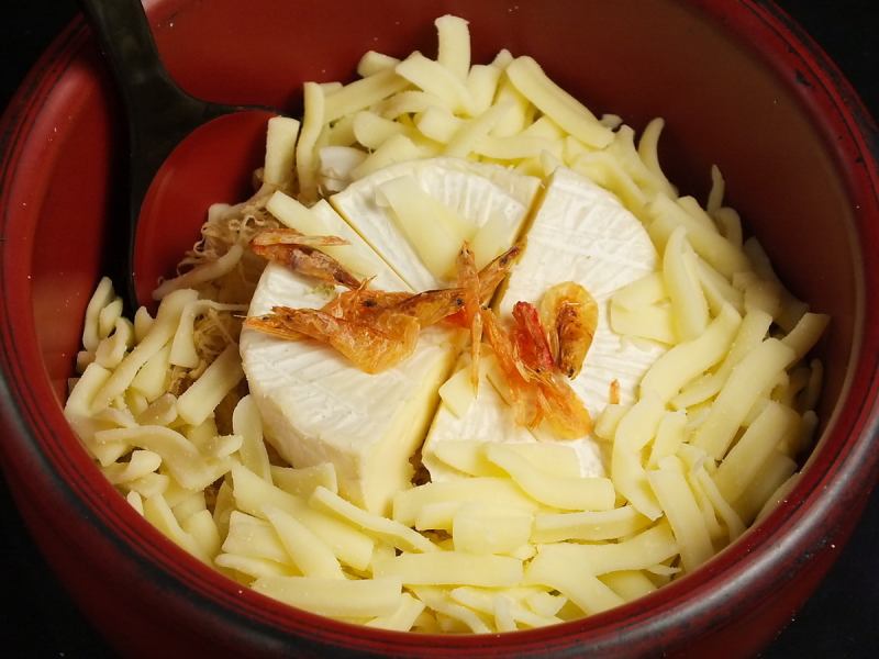 カマンベールとモッツァレラのハーフアンドハーフ　チーズもんじゃ