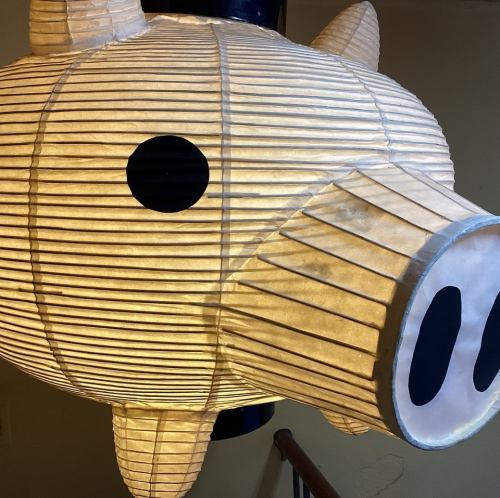 <p>赤い看板&のれん、ぶたさんの提灯が入り口の目印♪元気にみなさまをお待ちしております!</p>